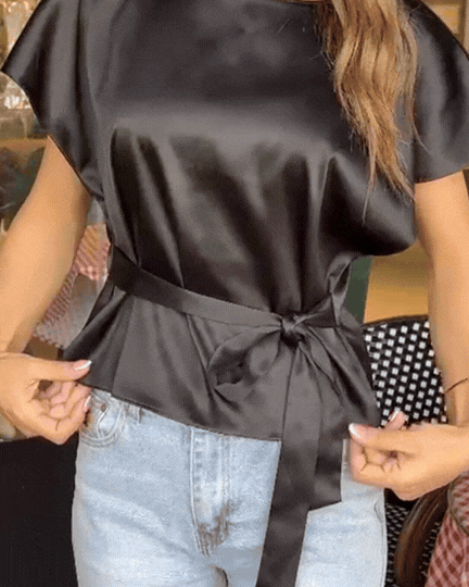 Blouse en satin ceinturée