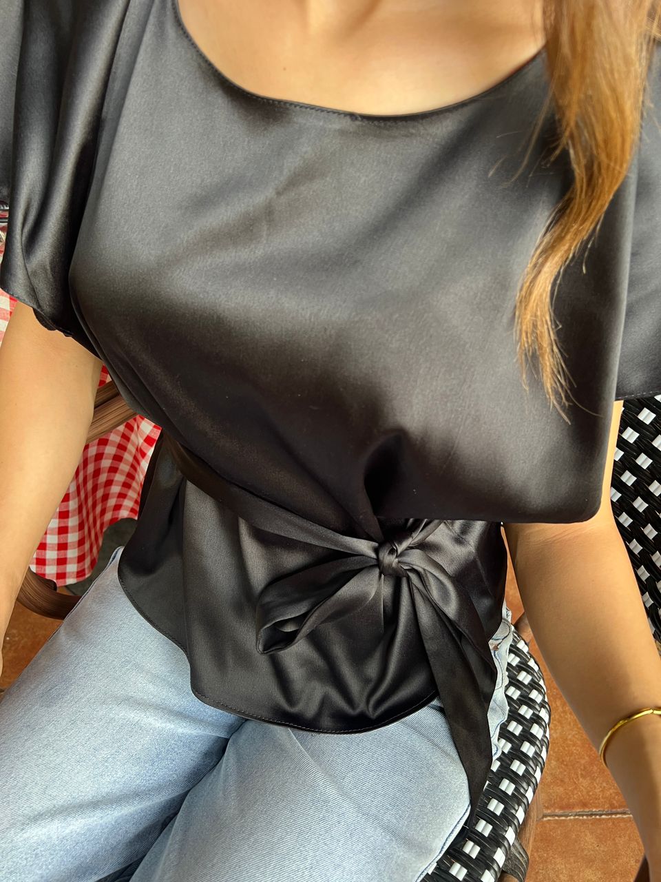 Blouse en satin ceinturée