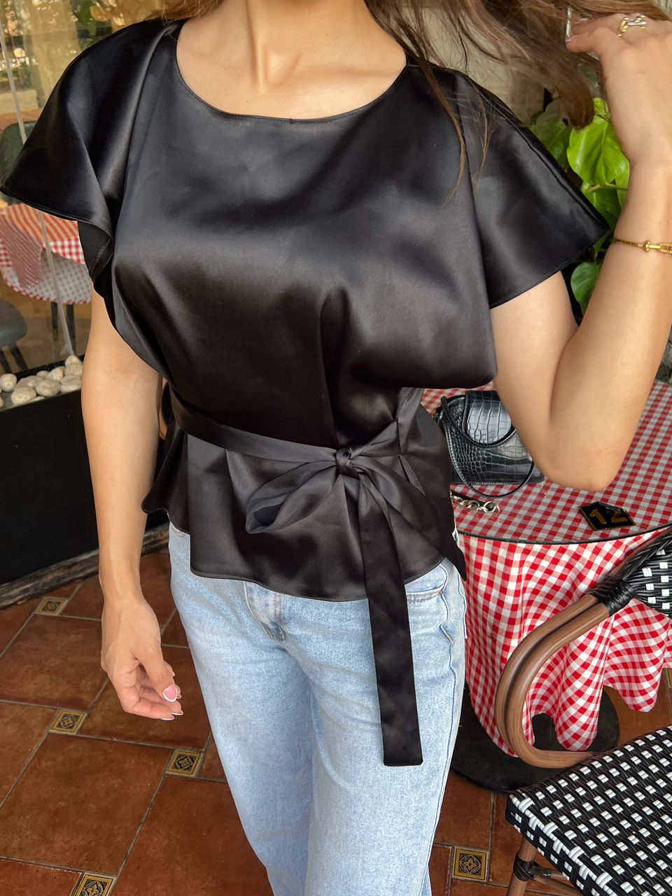 Blouse en satin ceinturée